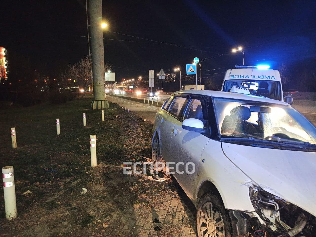 Водитель такси умер прямо за рулем, и неуправляемое авто вылетело прямо на тротуар