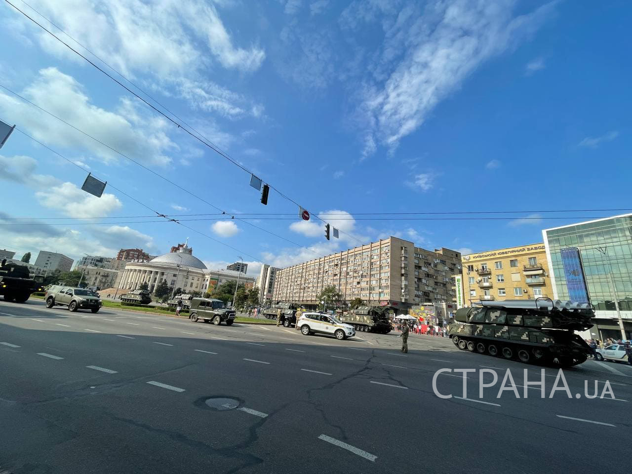 Фото техники в Киеве . "Страна"