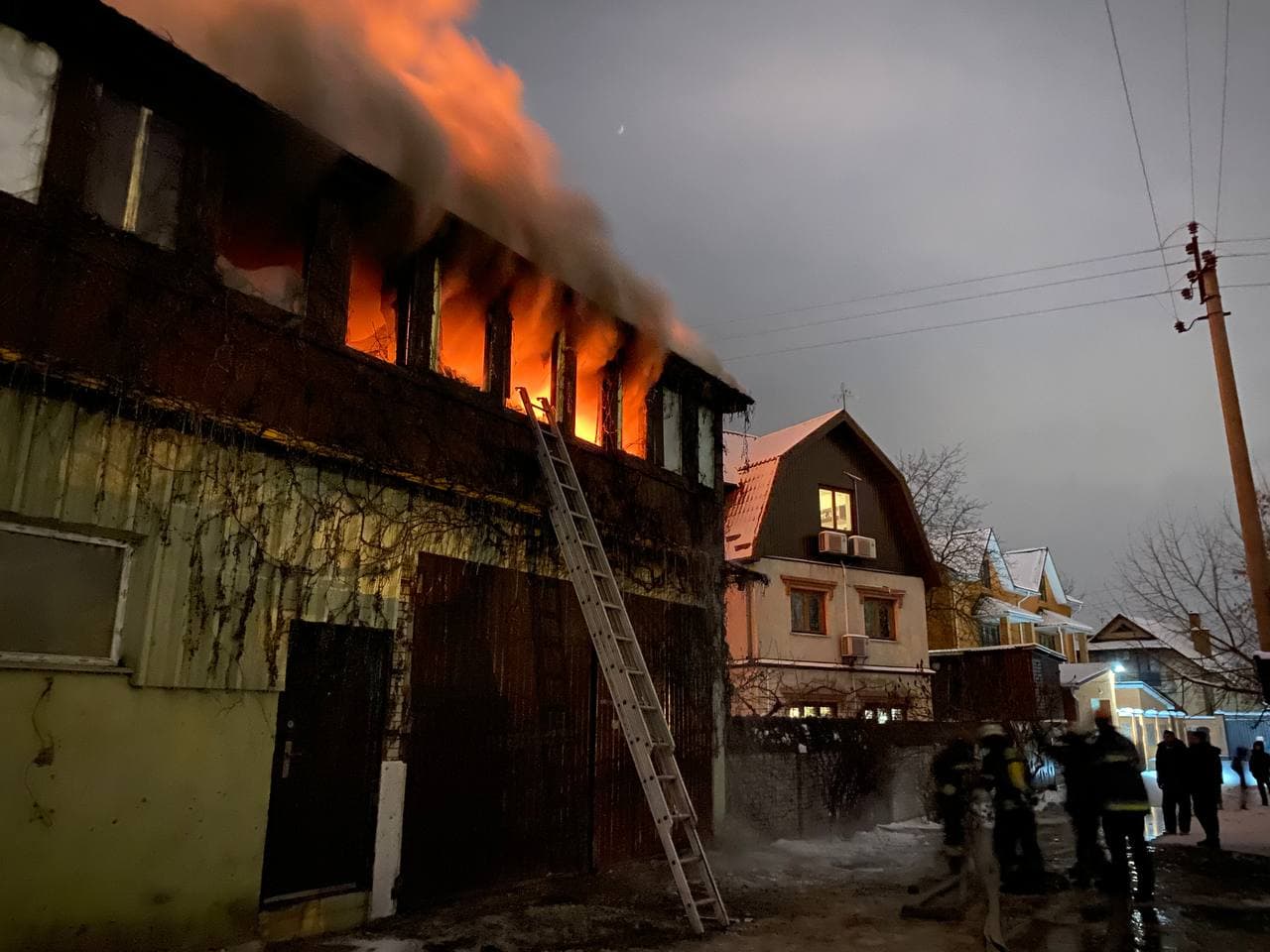 В Киеве вспыхнул трехэтажный жилой дом, спасатели сообщили о сложностях с ликвидацией пожара. Фото: ГСЧС