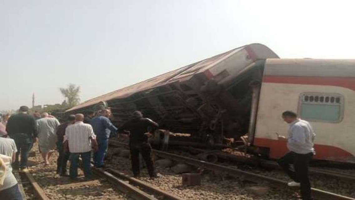 В Египте с рельс сошел пассажирский поезд, пострадали десятки человек. Фото и видео