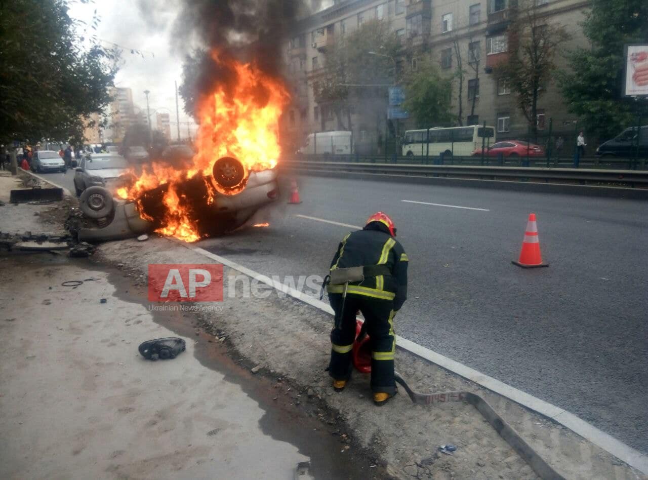 В Киеве на Борщаговке произошла авария 16 октября. Скриншот: facebook.com/ vasiliyapasoff
