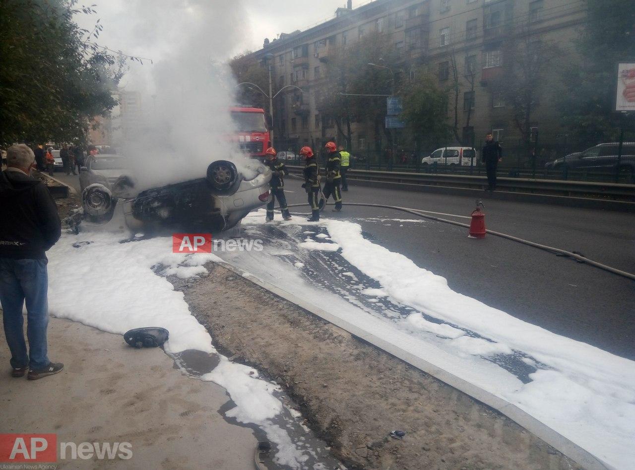 В Киеве на Борщаговке произошла авария 16 октября. Фото: Telegram-канал/ AP News