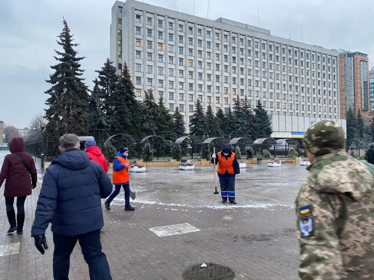 В Киеве дождь со снегом и морозом превратил улицы и тротуары в сплошной каток. Фото: "Страна"