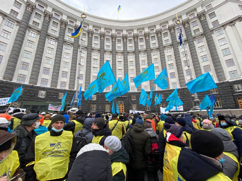 Железнодорожники митингуют под Кабмином. Фото: Владислав Бовтрук, "Страна"