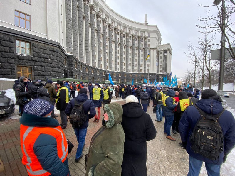 Железнодорожники митингуют под Кабмином. Фото: Владислав Бовтрук, "Страна"