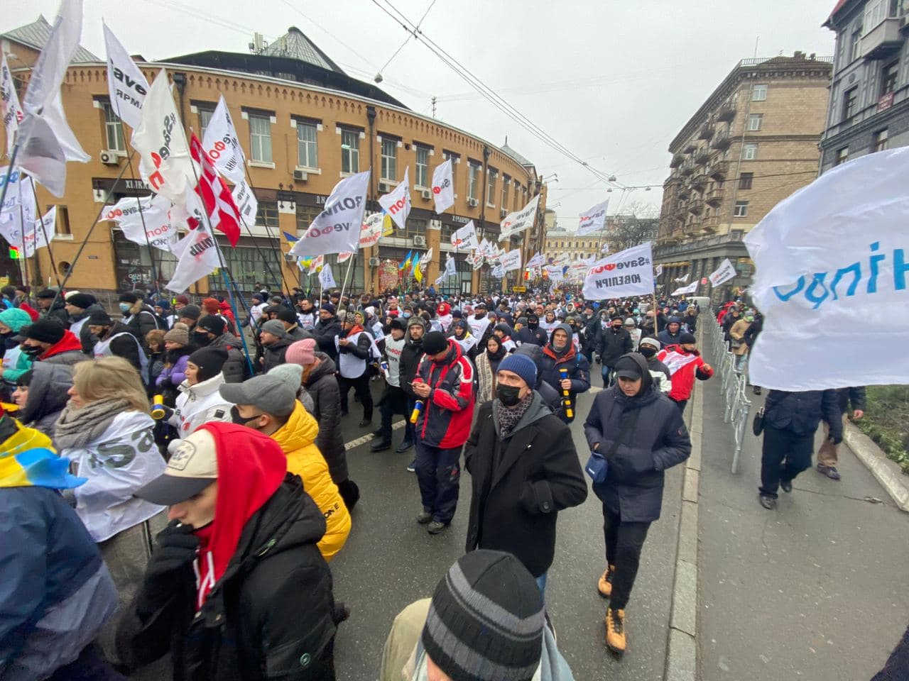 Протестующие в Киеве ФОПы идут маршем по центру города. Фото: "Страна"