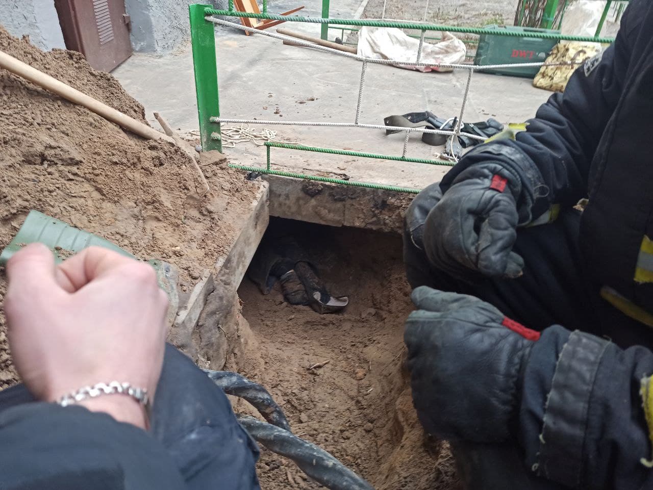В Киеве завалило грунтом мужчину. Скриншот  https://www.facebook.com/DSNSKyiv